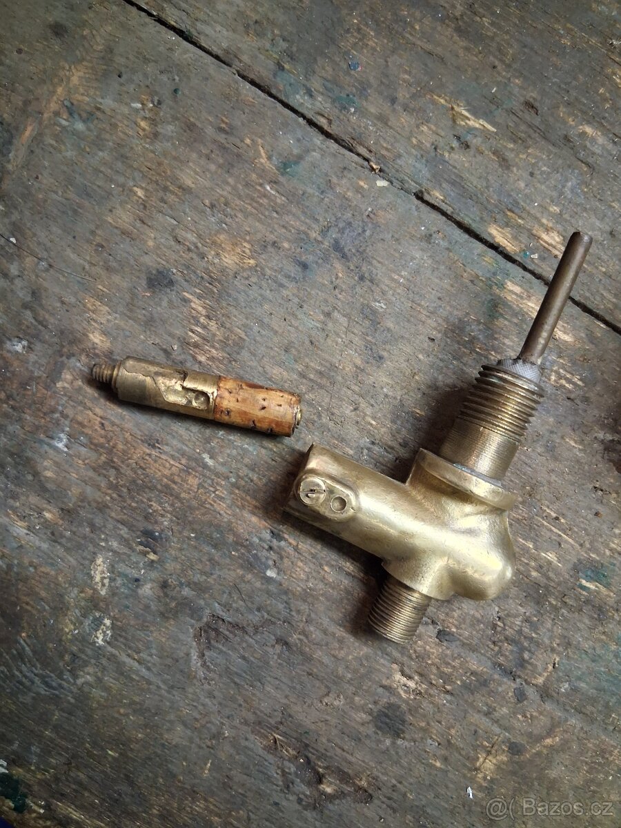 Kohoutek jako Motex na propojovací trubičku-dlouhý