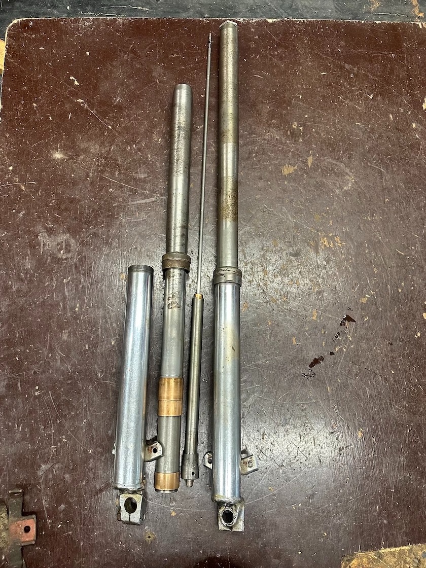 Predám prednú tlumiče JAWA ČZ 175 250, kyvacka, dobrý stav