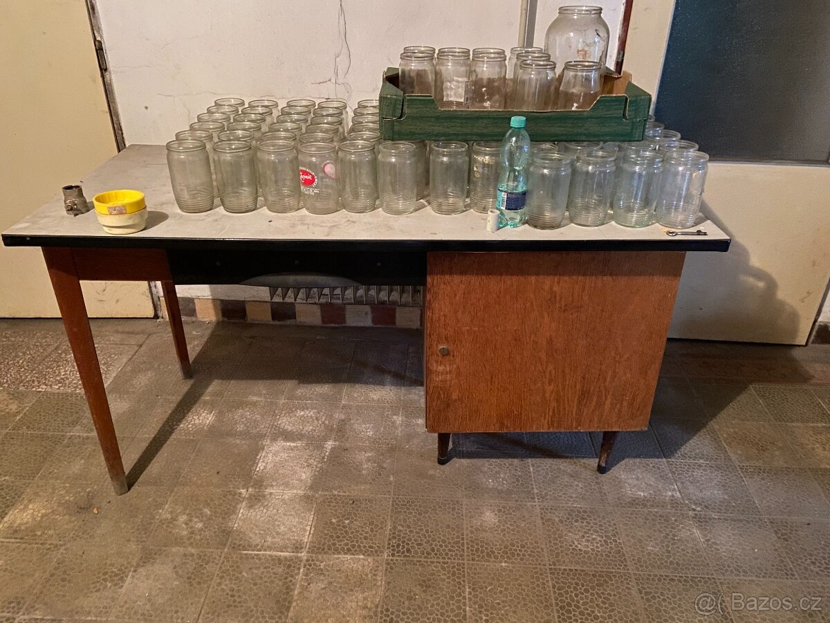 starý stůl se skříňkou