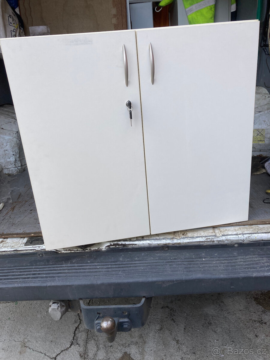 Skříňka nízká TECHO dvoudveřová uzamykatelná za 500 kč