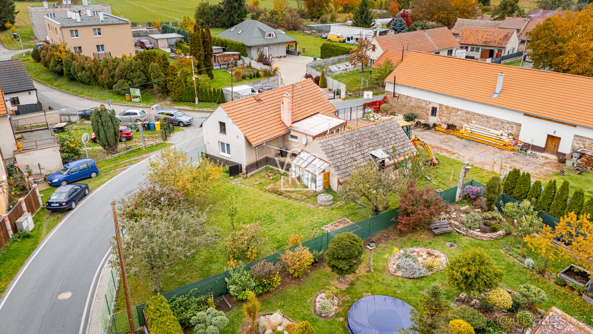 Zachovalý rodinný dům s pozemkem v obci Kořenice u Kolína
