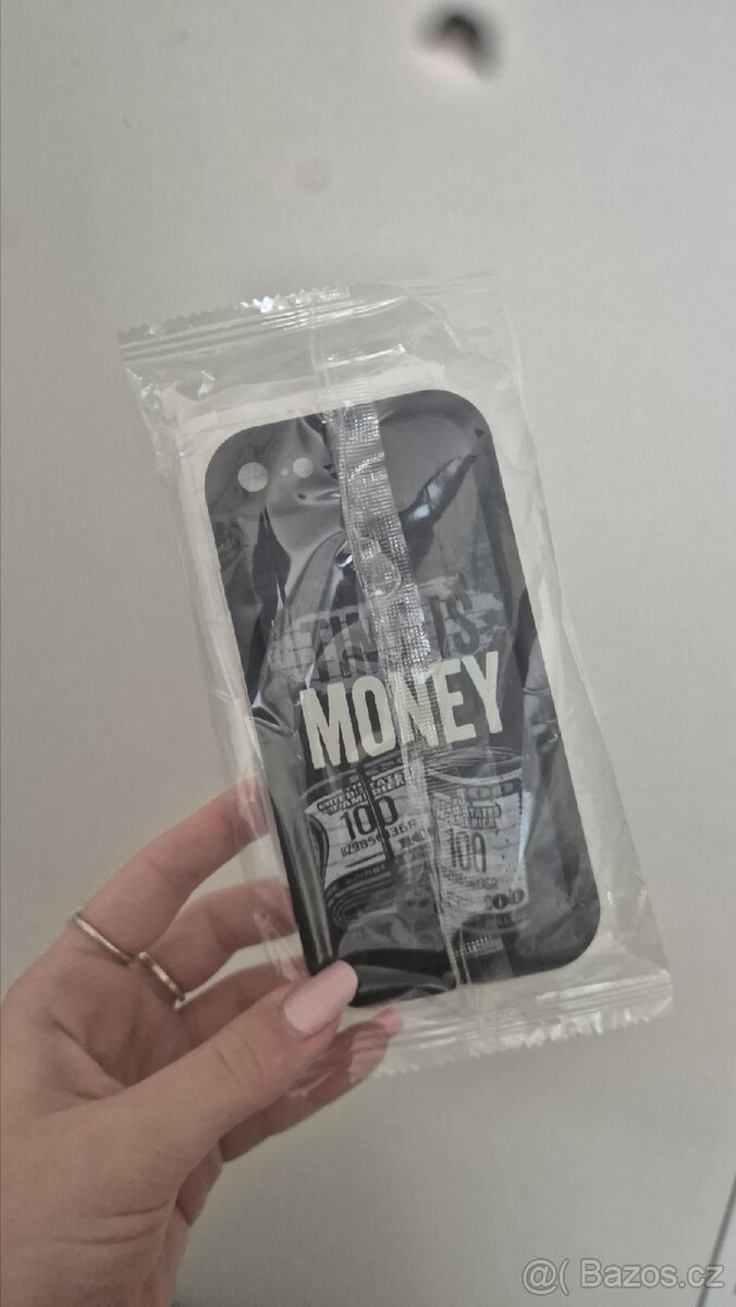 Někdo potřebuje kryt pro iPhone SE