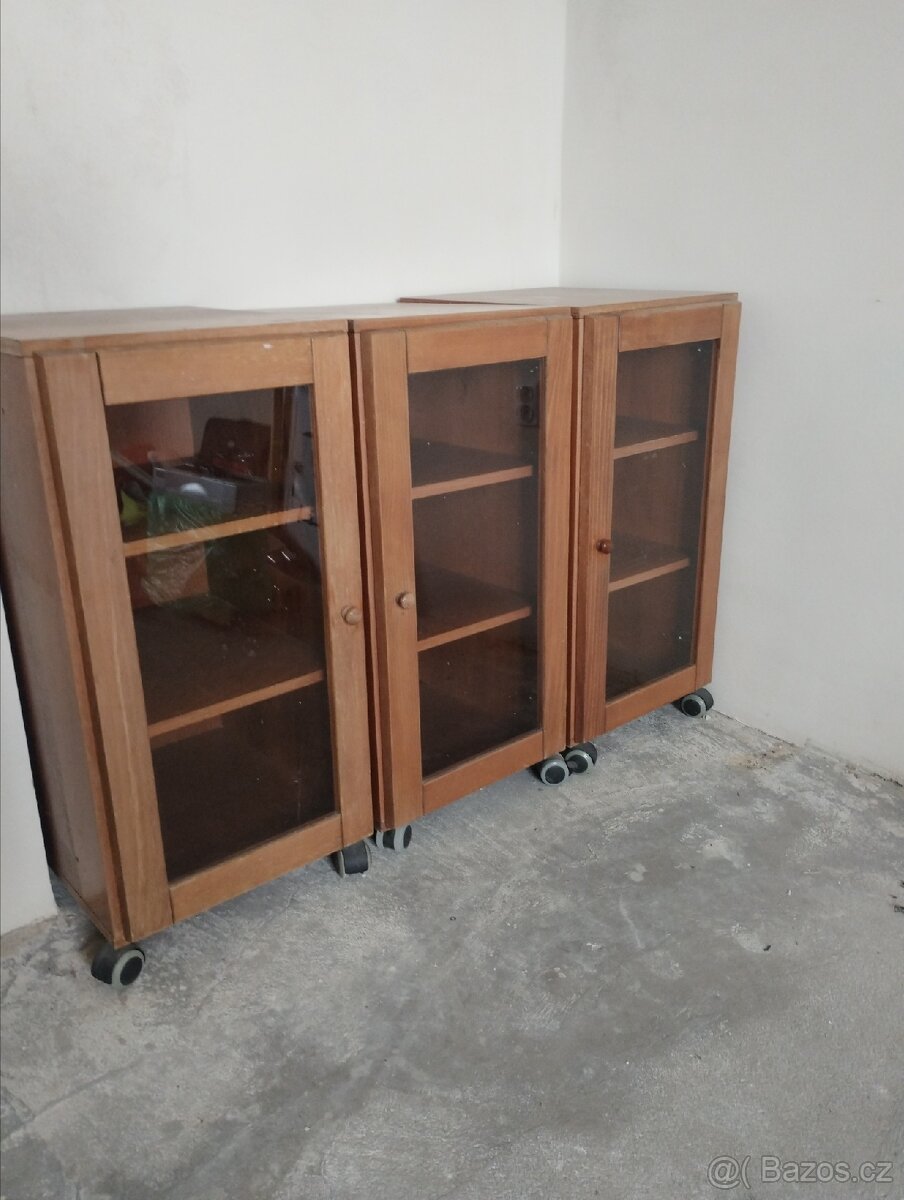 Tři skříňky