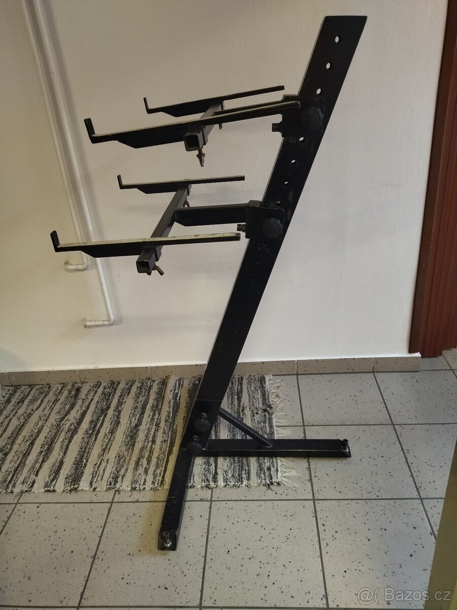 stojan pro troje klávesy