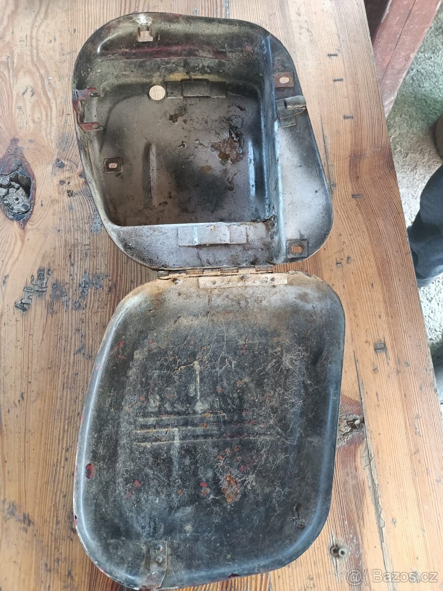 Jawa panelka 250, 350 - bateriový kastlík