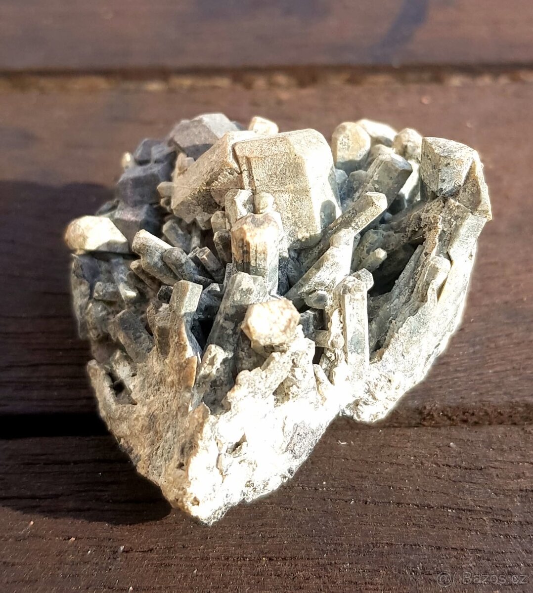 Minerál drůza Nefelín a Schorlomit