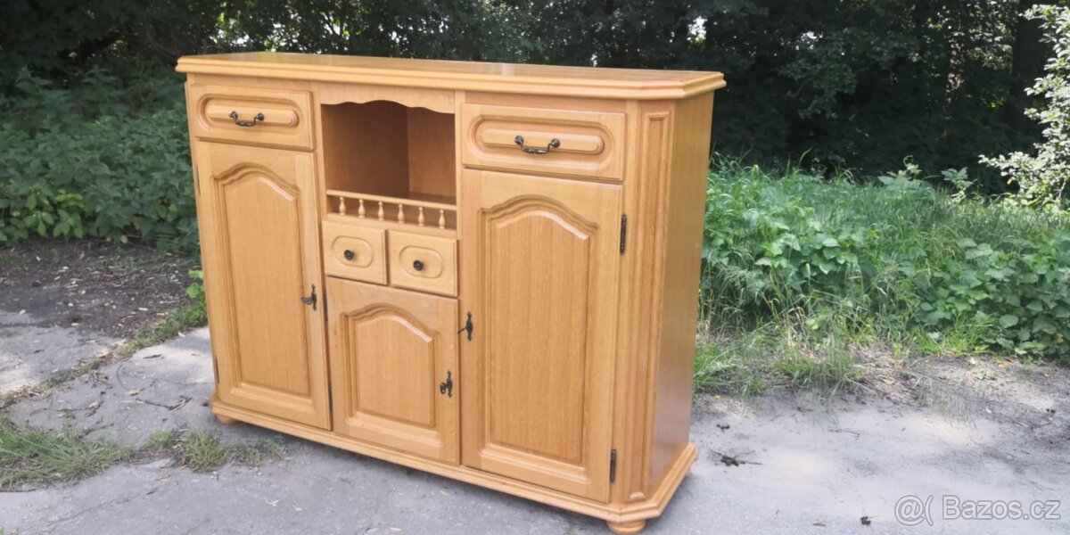 Masivní dubová komoda