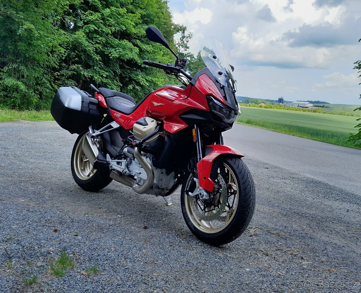 Moto Guzzi V100 Mandello v plné výbavě