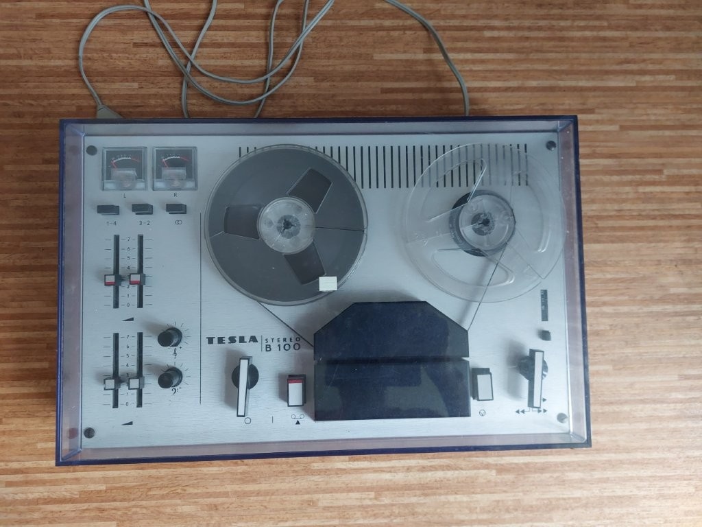 Magnetofon B100