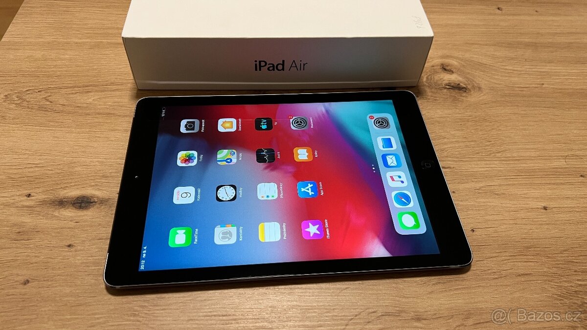 Apple iPad Air 32GB, příslušenství, 1400Kč