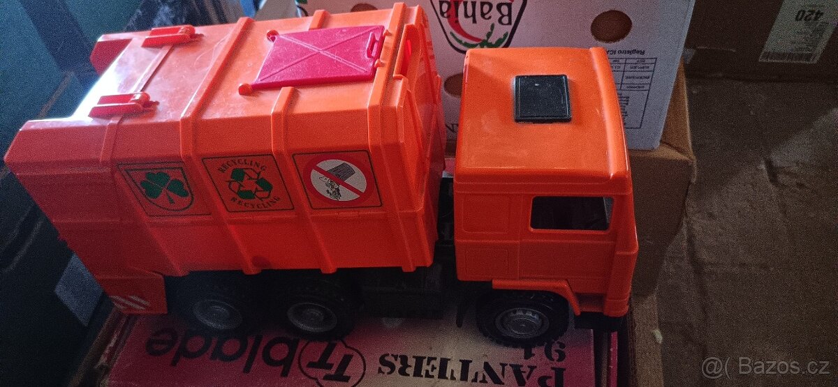 Velké popelářské auto