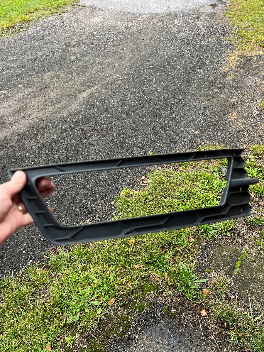 Škoda Rapid pravá mřížka kolem mlhovky