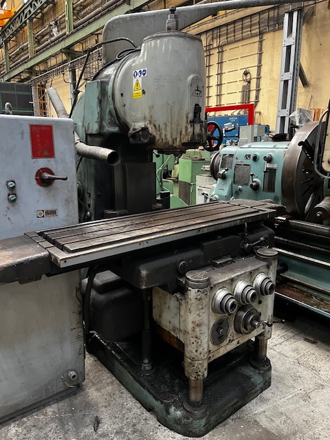 Konzolová svislá frézka FB 32V