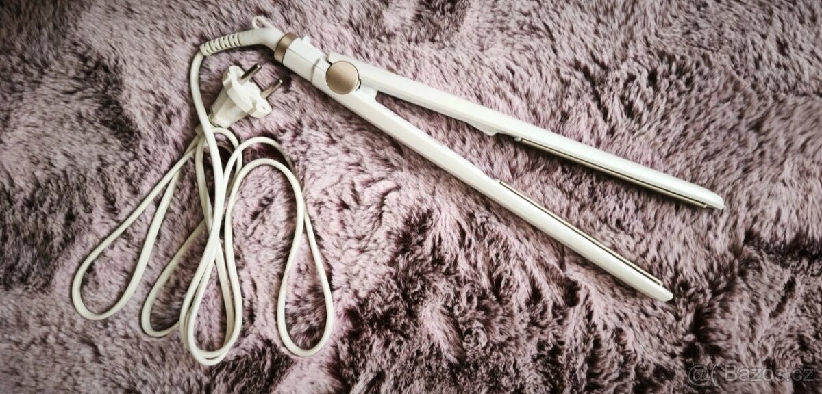 Žehlička na vlasy ECG