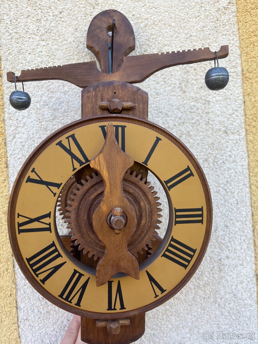 Dřevěné lihýřové hodiny