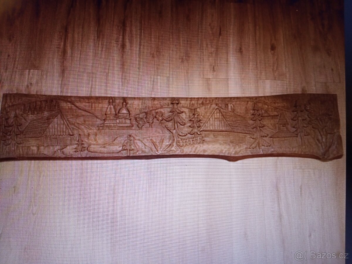 Ručně vyřezávaný dřevěný obraz