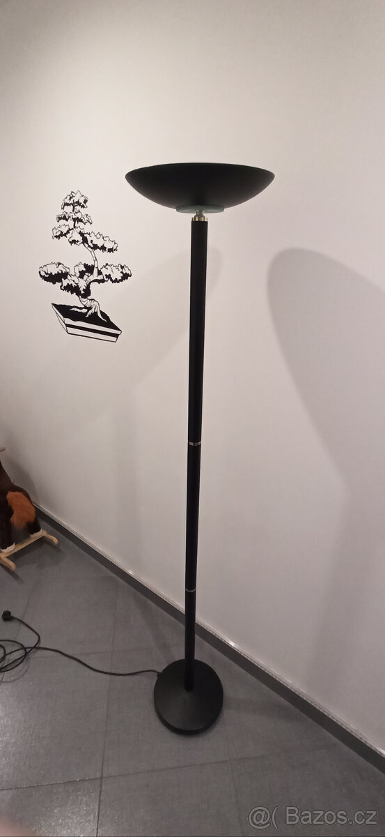 stojací lampa černá