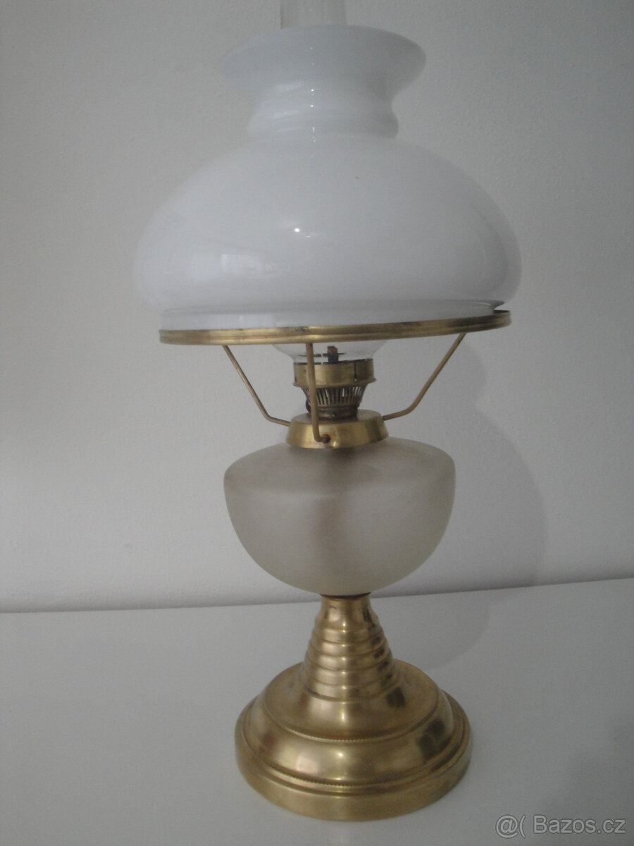 mosazno skleněná stará petrolejová lampa