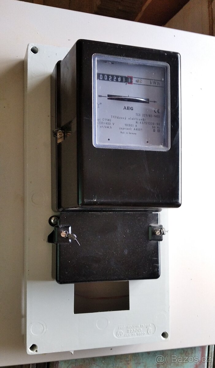 Elektroměr, elektrodeska + jističe