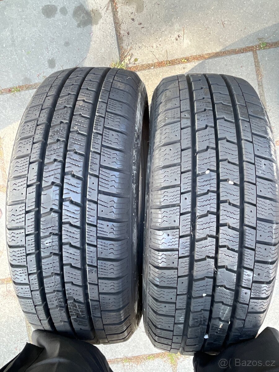 Dvě zimní pneu na dodávku 215/65/15C GoodYear