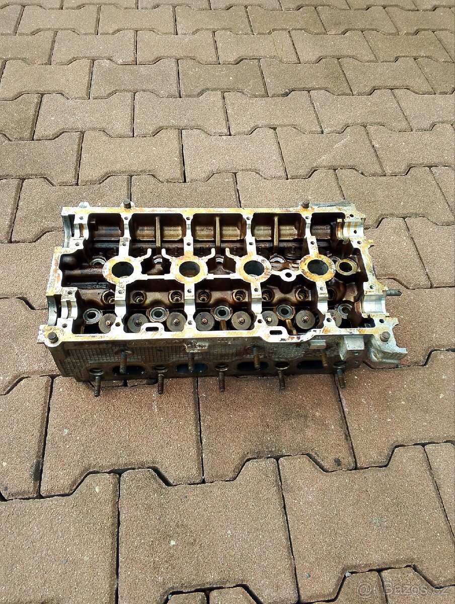 Hlava motoru Renault 1.6 16v