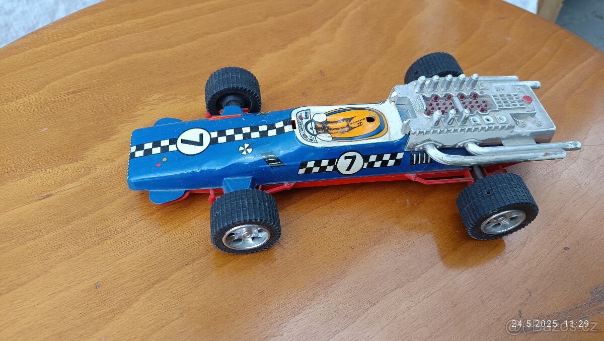 Retro hračka - závodní vůz F1