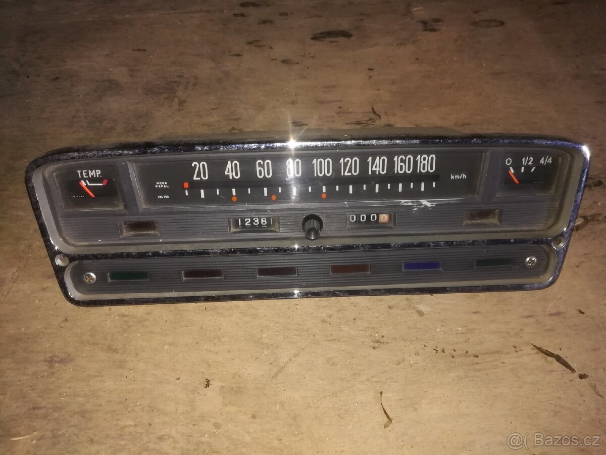Přístrojová deska Fiat 125p