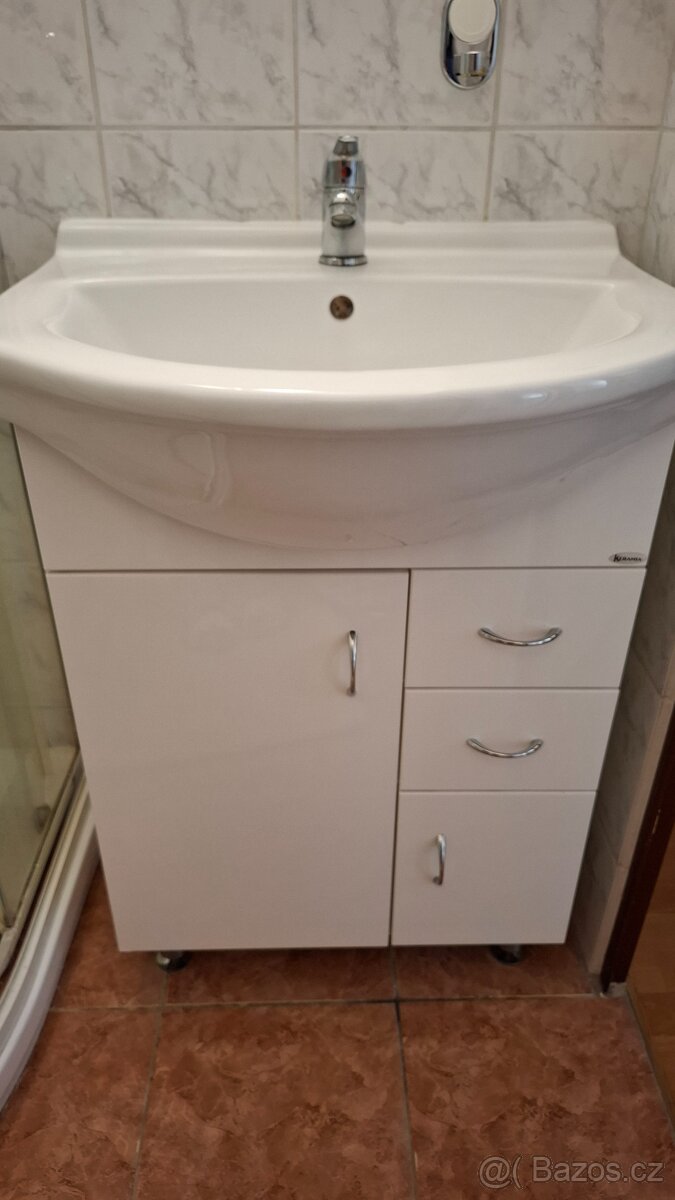 Koupelnová skříňka s umyvadlem a baterií