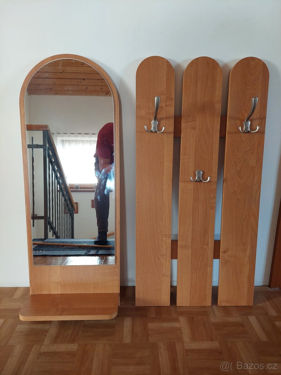 Věšáková stěna se zrcadlem