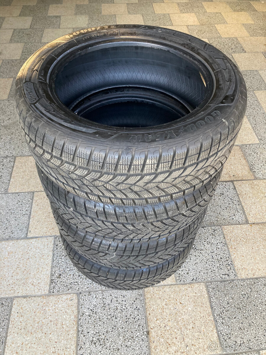 235/55 R18 zimní pneu Good Year SUV