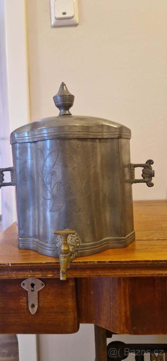 Cínová nádoba na vodu