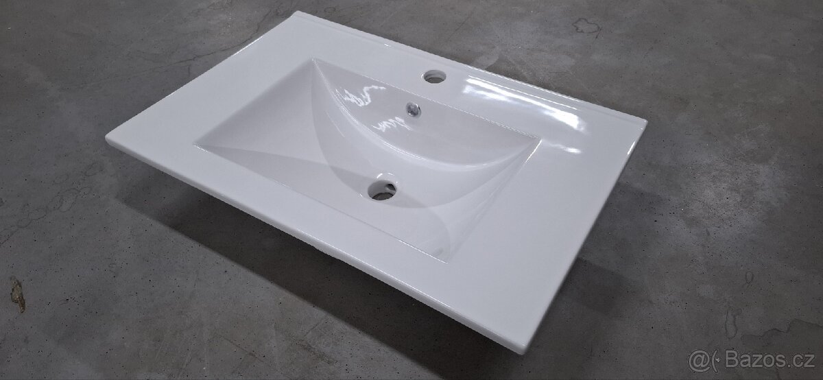 Nové bílé umyvadlo na skříňku 70x45