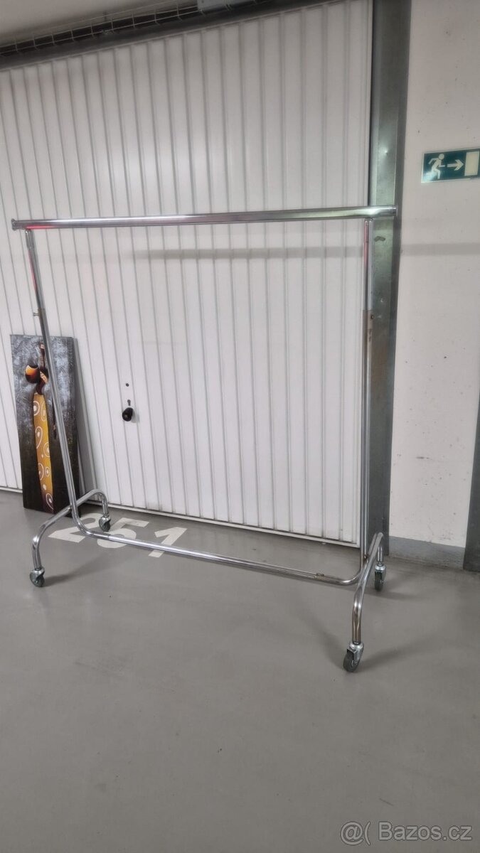 Nerezový stojan na oblečení