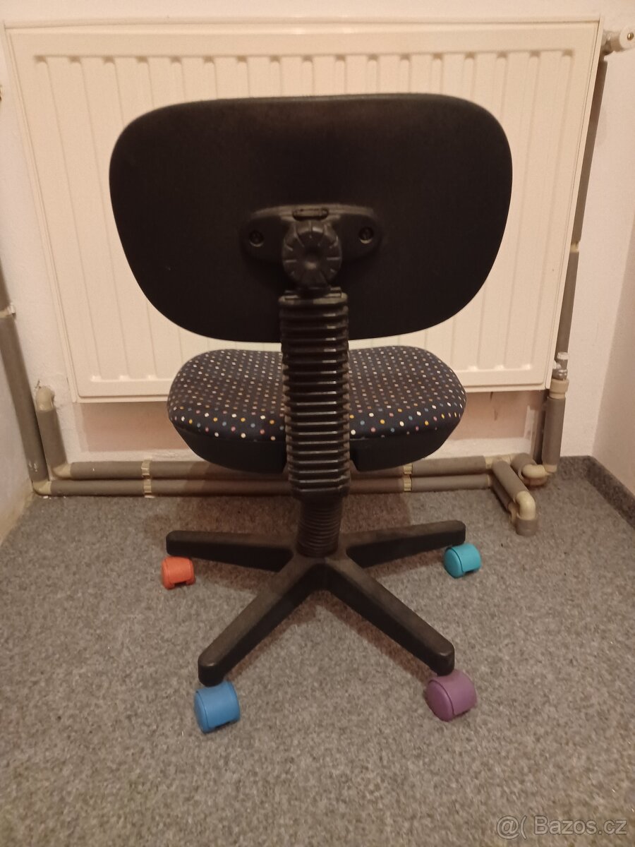 Dětská otočná židle