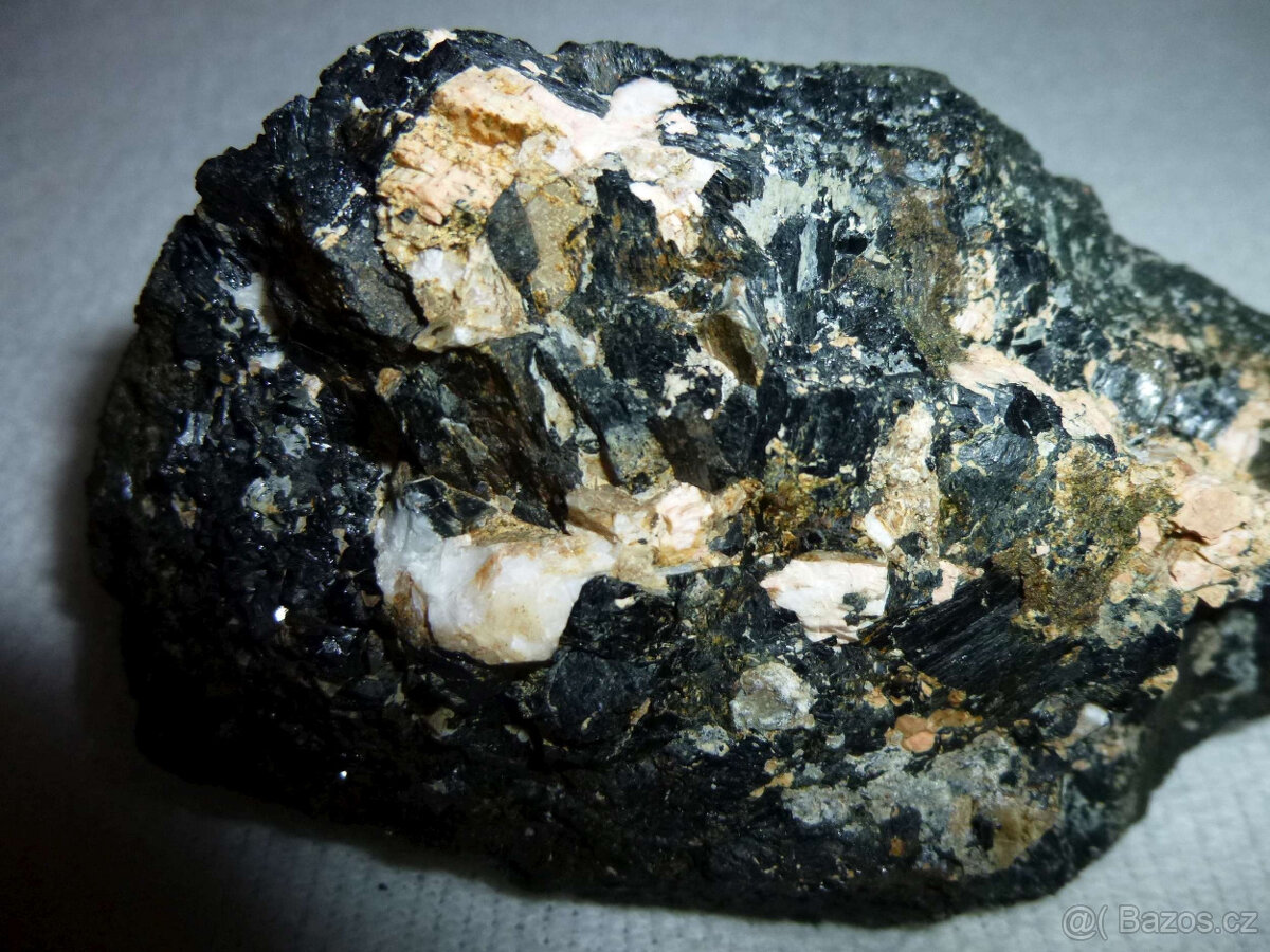 Minerál, nerost - hastingsit 2