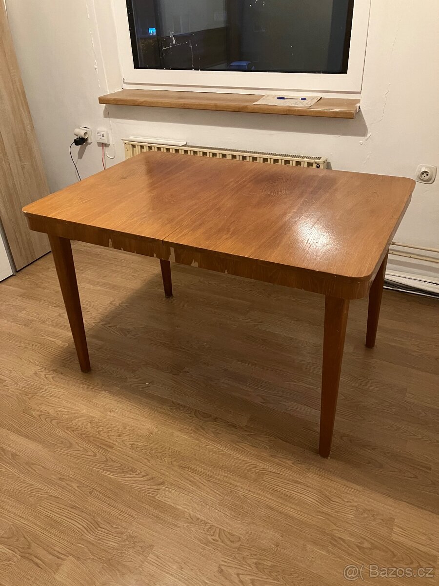 Rozkládací jídelní stůl