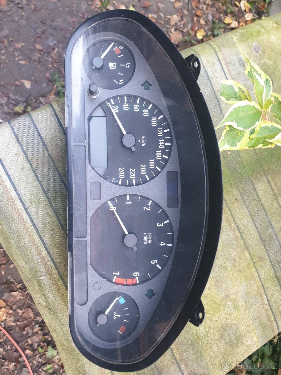 BMW E36 budíky, roletka