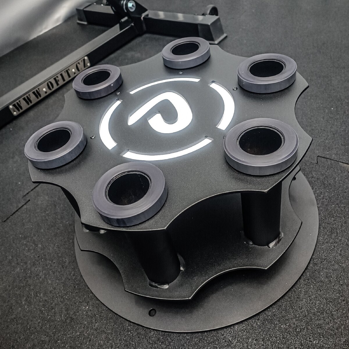 Otočný stojan na osy- činky