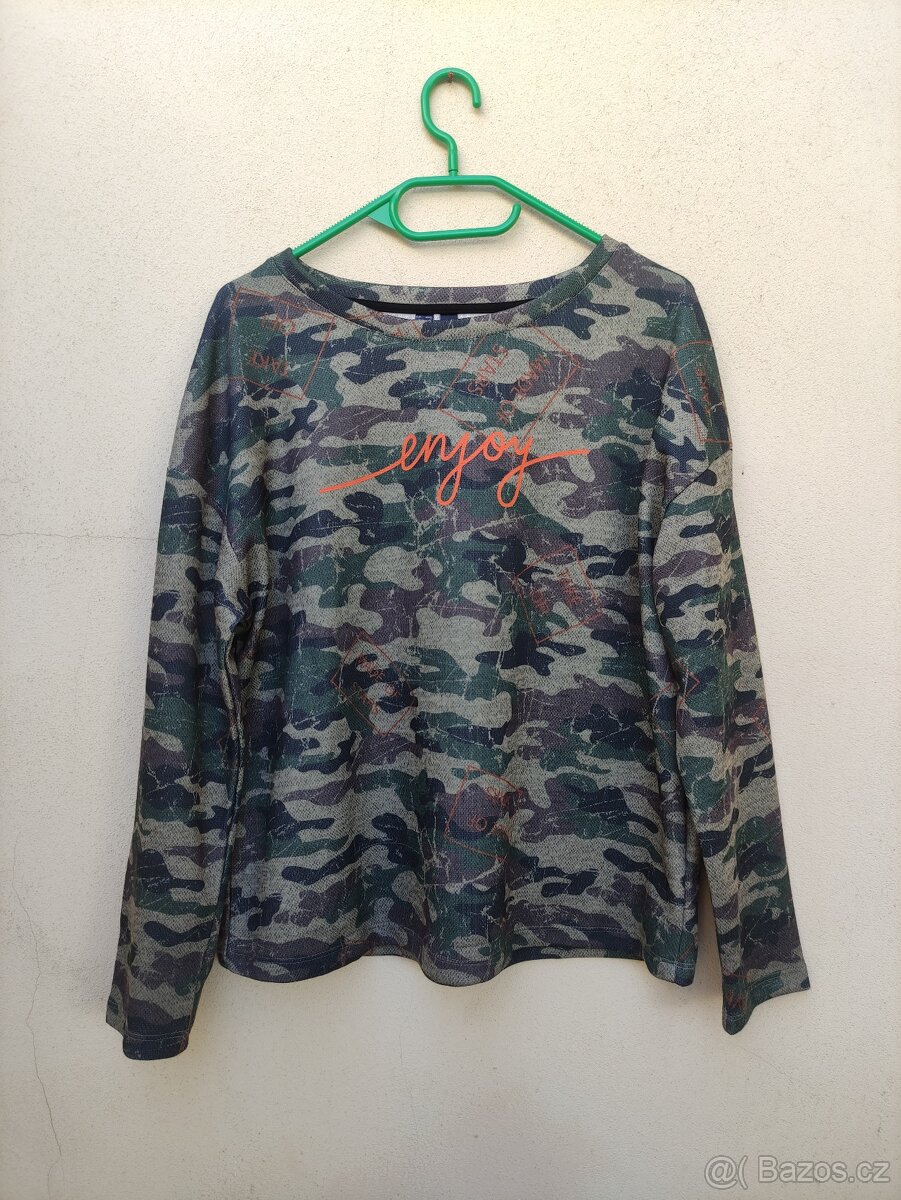 Maskáčové tričko s nápisem