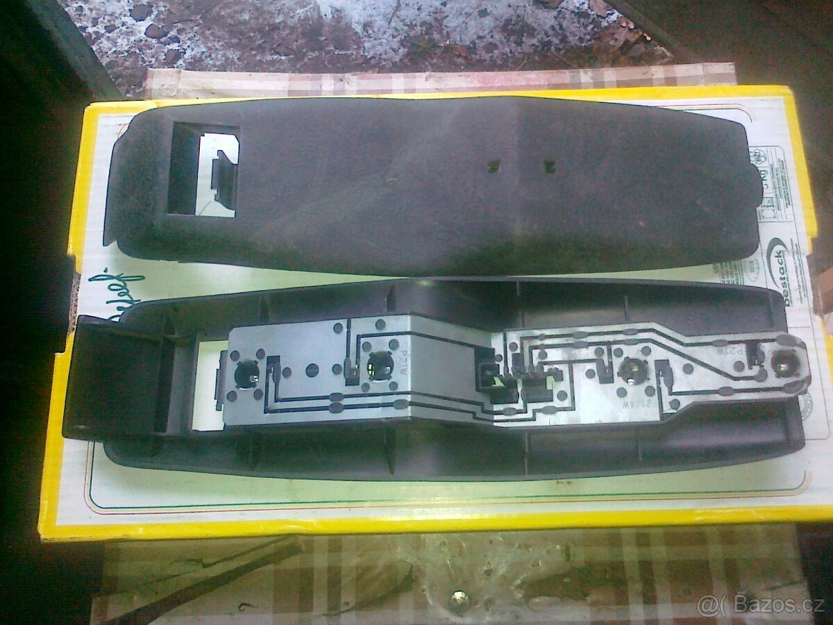 Držáky žárovek zadních světel na Ford Sierra sedan