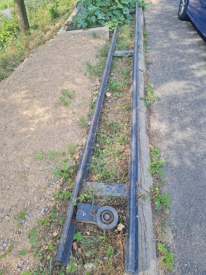 Kolejnice s vozíkem pro dopravu materiálu ve svahu