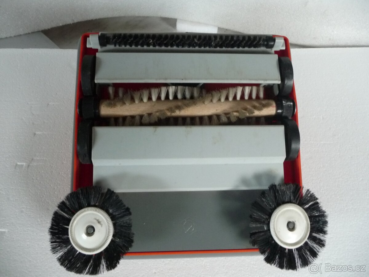 MECHANICKÝ ZAMETAČ.