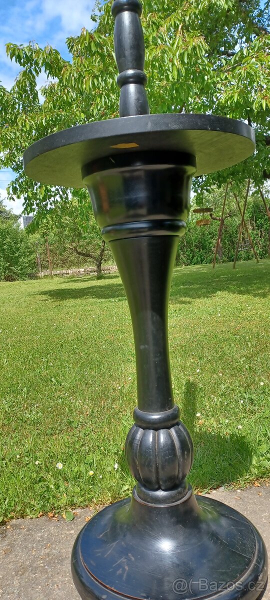 Podlahová stojací lampa