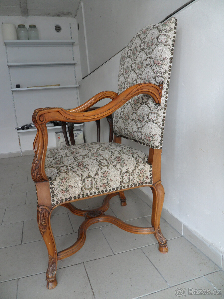 Starožitné křeslo, elegantní, velké.