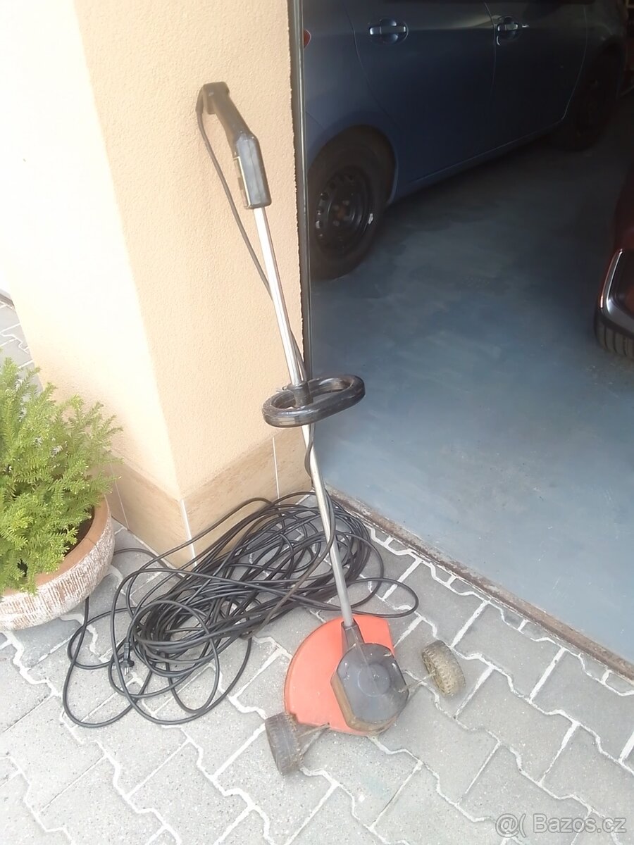 Strunová elektrická sekačka
