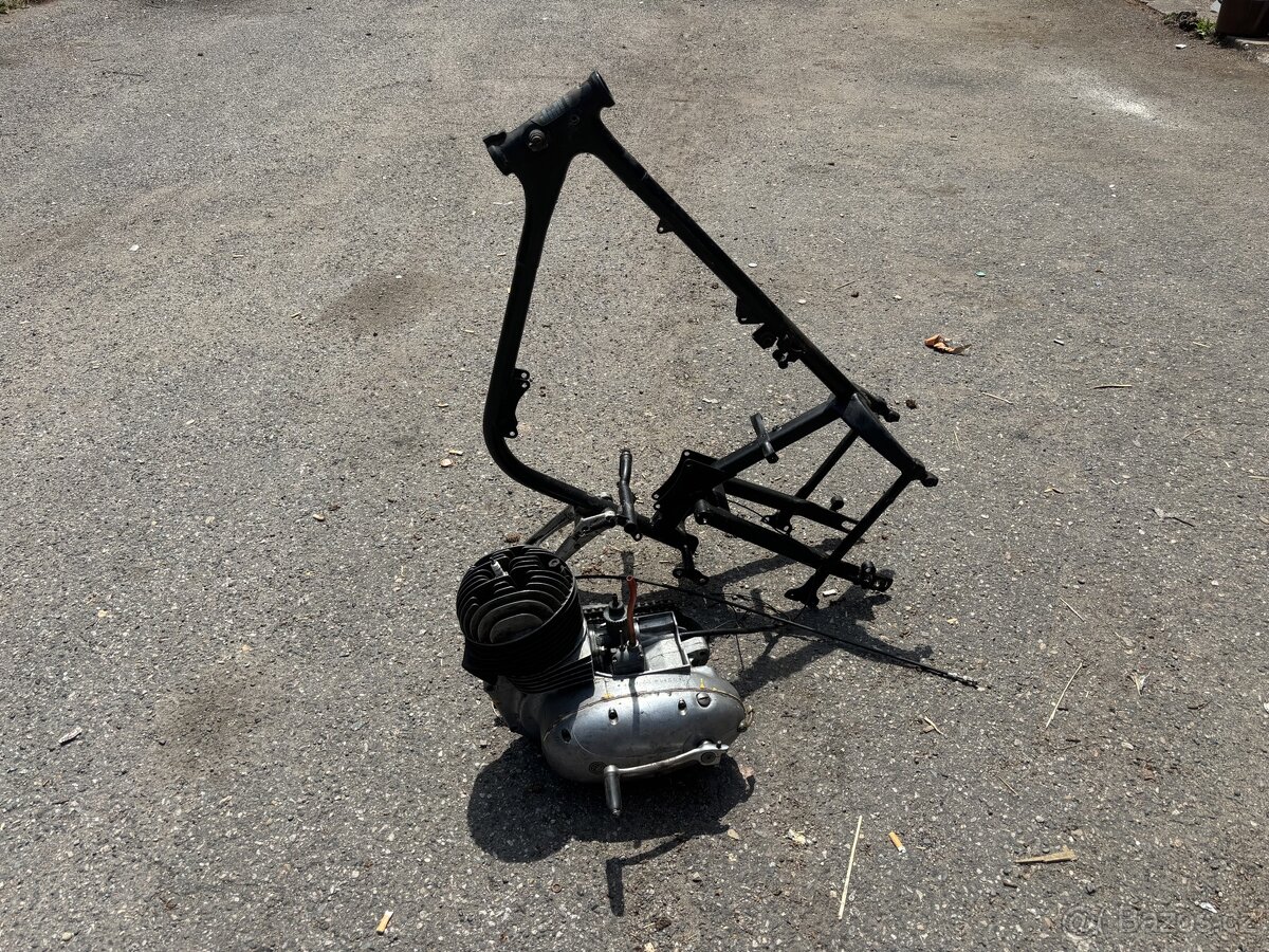 Rám se štítkem a motorem ČZ 175 450