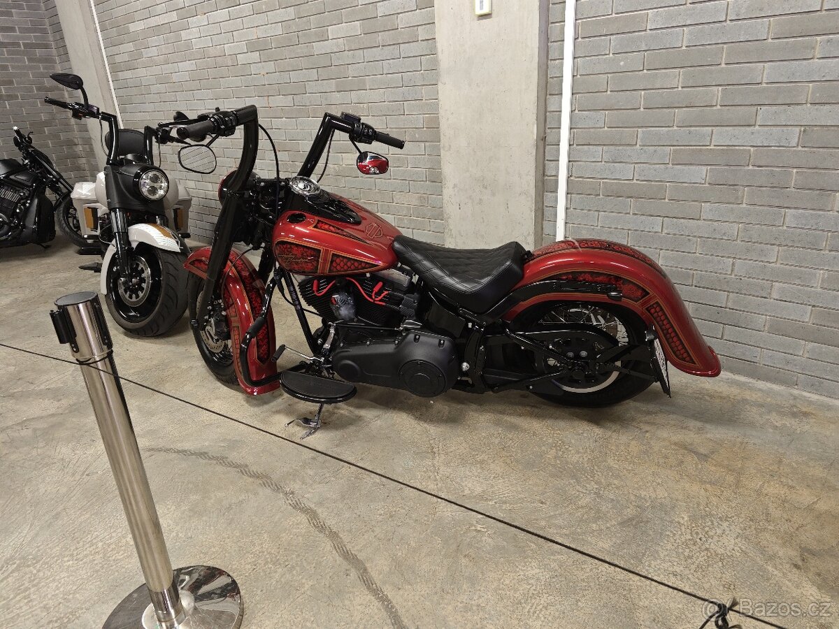 Harley-Davidson FLS Softail Slim -Stavba