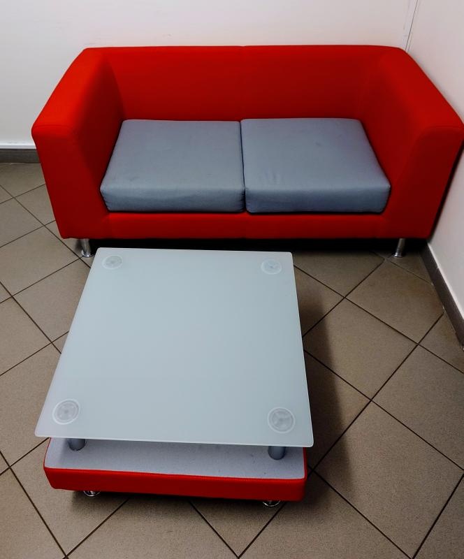 Set kancelářského nábytku - sedačka,stolek,5x židle
