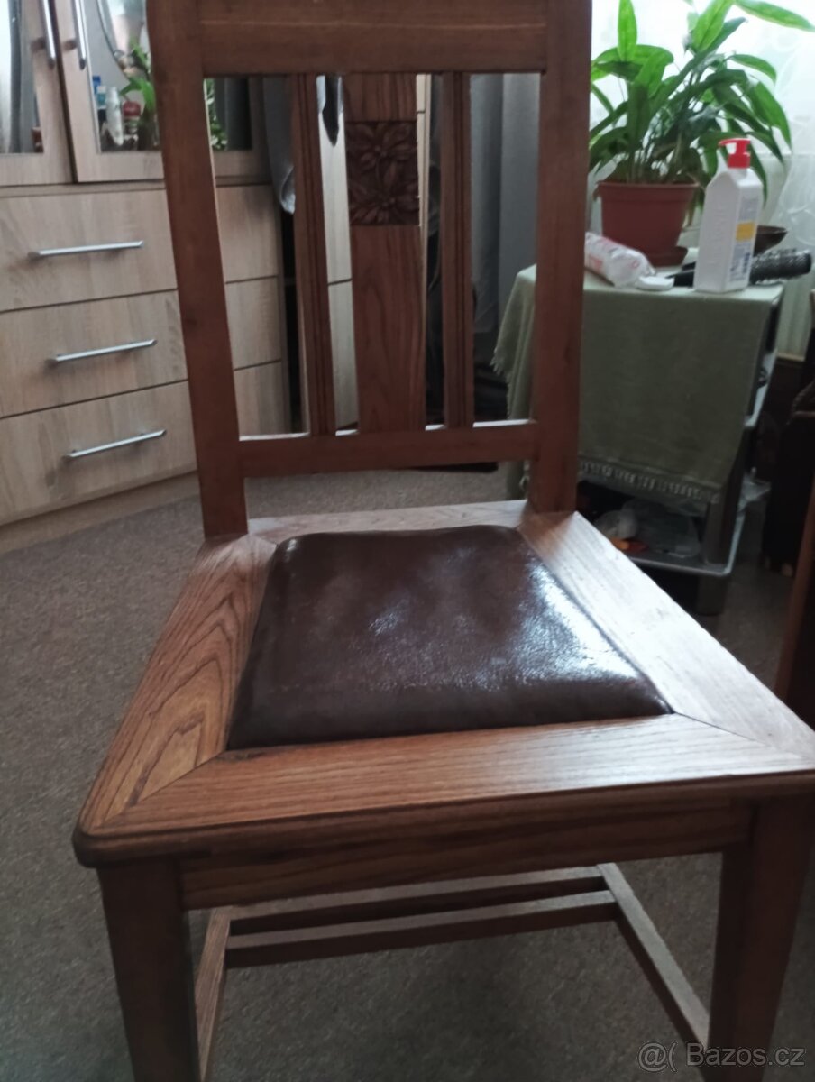 Stůl a čtyři židle