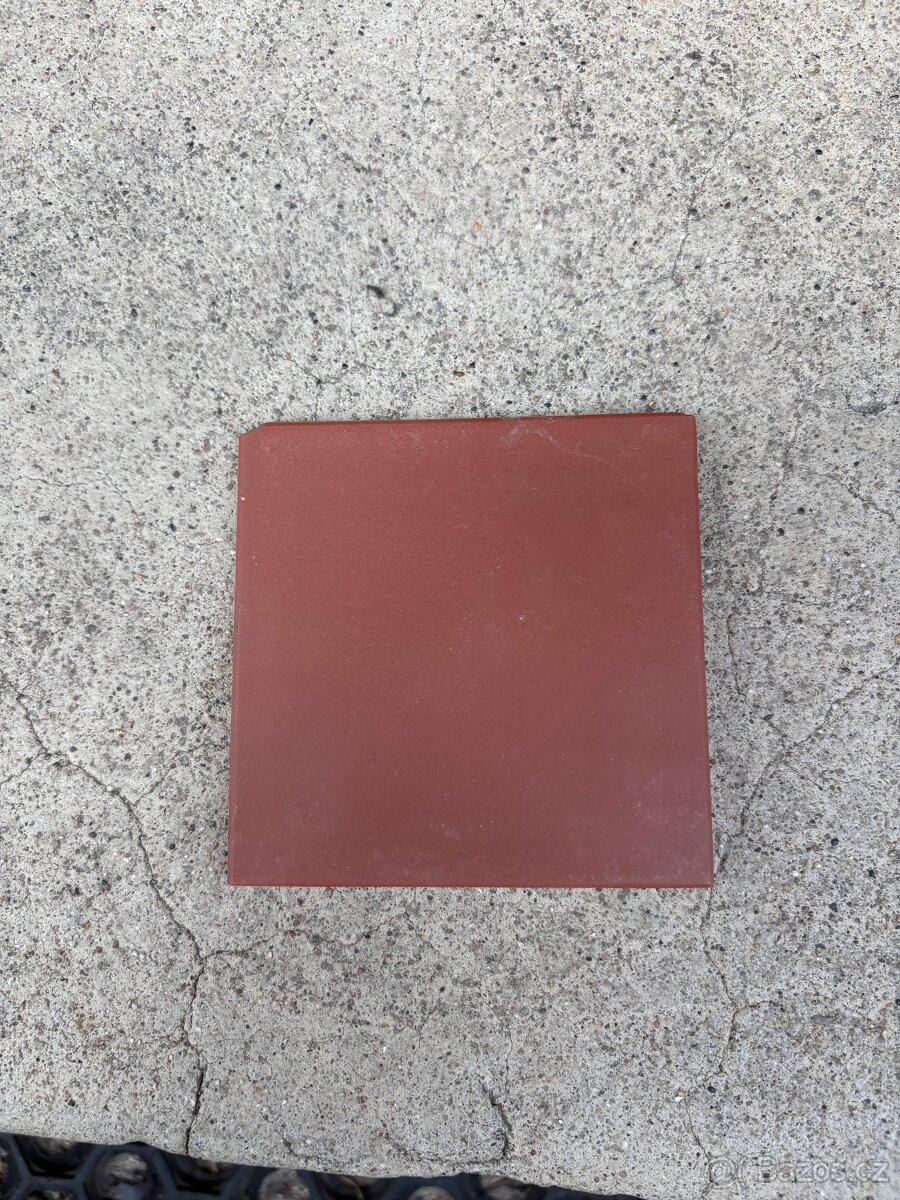 Červené dlaždice 10x10 cm do koupelny